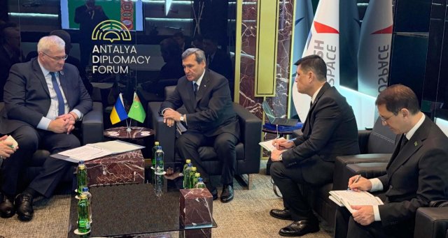 Главы МИД Туркменистана и Украины встретились на форуме в Анталье