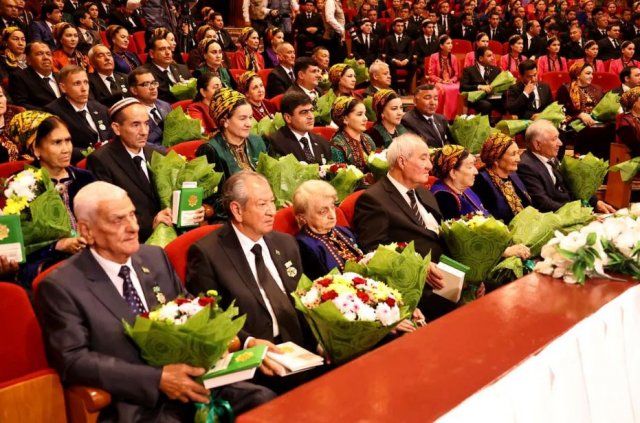 В Туркменистане назвали лауреатов премии «Türkmeniň Altyn asyry»