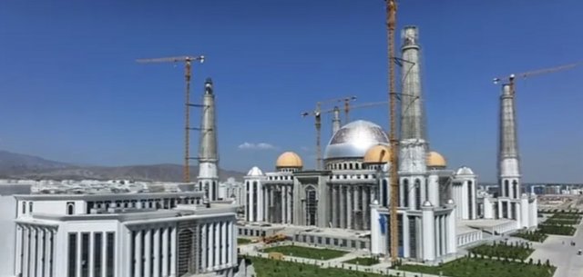 Гурбангулы Бердымухамедов проверил ход строительства мечети в Аркадаге