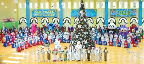 Президент Туркменистана поздравил воспитанников детского дворца с Новым годом