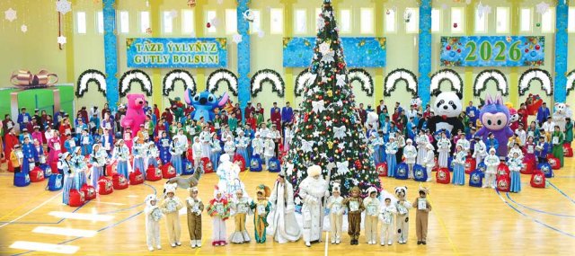 Президент Туркменистана поздравил воспитанников детского дворца с Новым годом