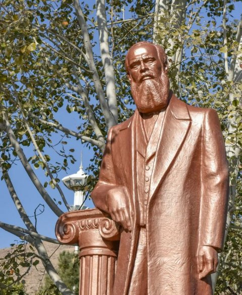 В Ашхабаде возложили цветы к памятнику Достоевскому в 204-ю годовщину