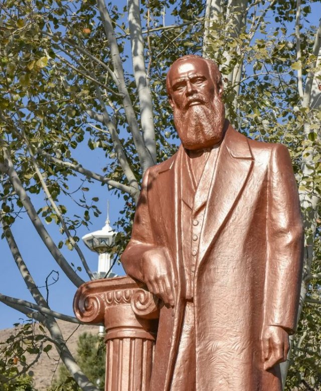 В Ашхабаде возложили цветы к памятнику Достоевскому в 204-ю годовщину