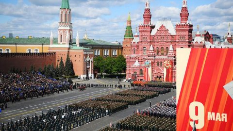 Президент Туркменистана принимает участие в Параде Победы на Красной площади в Москве