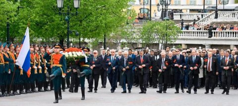 Туркменские дипломаты возложили цветы к Могиле Неизвестного Солдата в Москве в честь 80-летия Победы