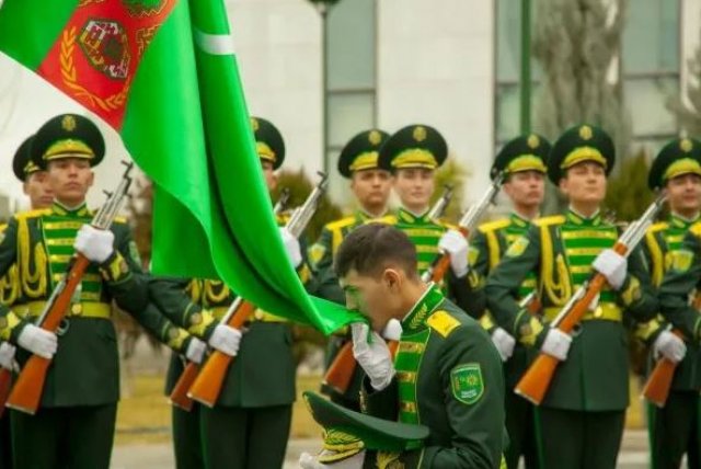 Сердар Бердымухамедов подписал указ о призыве и увольнении в запас