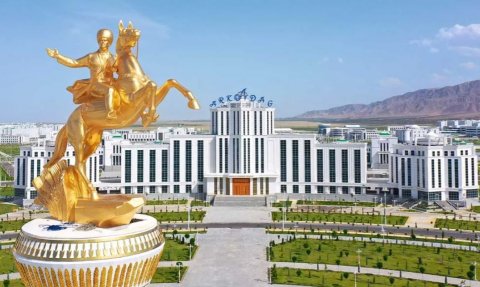 Гурбангулы Бердымухамедов принял участие в осенней акции по озеленению города Аркадаг