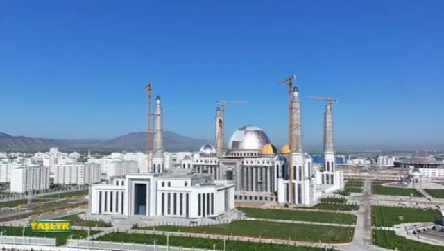 В Аркадаге возводят одну из крупнейших мечетей Туркменистана