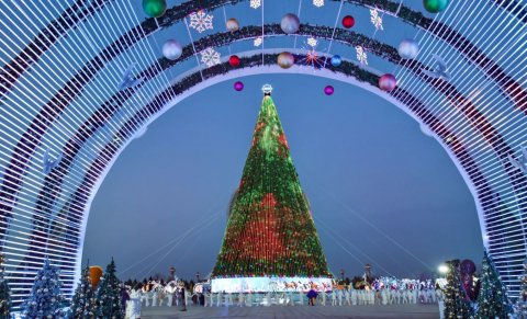 В столице Туркменистана торжественно зажгли огни Главной новогодней ёлки