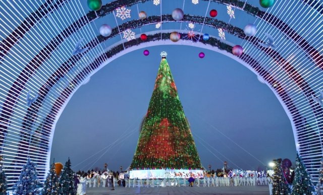 В столице Туркменистана торжественно зажгли огни Главной новогодней ёлки