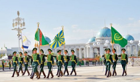 Президент Туркменистана поздравил военных с Днём защитников Отечества