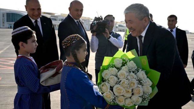 Глава правительства Кыргызстана прибыл в Ашхабад на саммит СНГ
