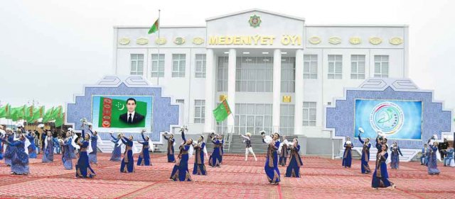 Лучшему этрапу Туркменистана вручили премию в миллион долларов