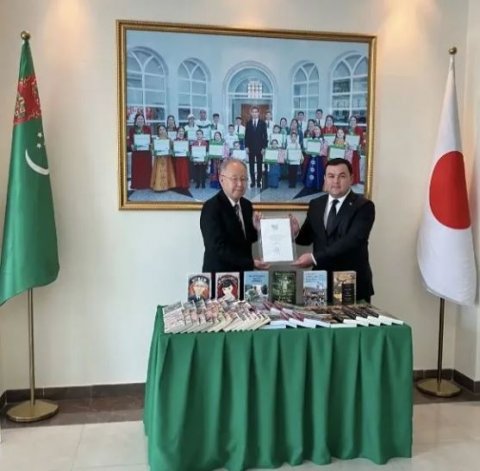 Посол Японии передал книги ашхабадской школе в рамках проекта READ JAPAN