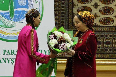 Президент Туркменистана подписал Указ о присвоении звания «Ene mähri»