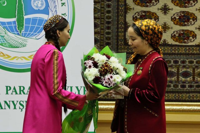 Президент Туркменистана подписал Указ о присвоении звания «Ene mähri»