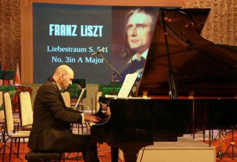 Польский пианист Валечек исполнил Шопена с оркестром в Ашхабаде