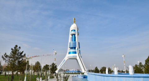 В Ашхабаде состоялось возложение цветов к Монументу нейтралитета с участием мировых лидеров