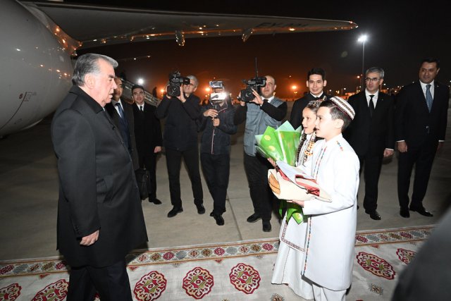 Президент Таджикистана прибыл в Ашхабад на торжества 30-летия нейтралитета