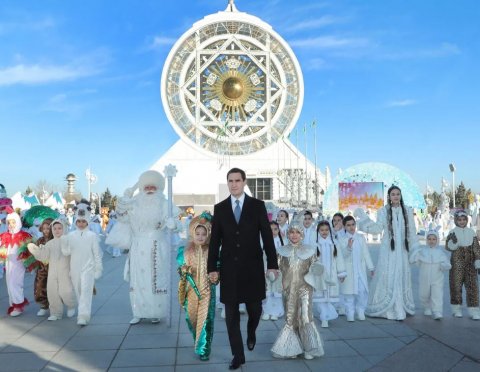 Президент Туркменистана принял участие в новогоднем представлении у главной ёлки в Ашхабаде