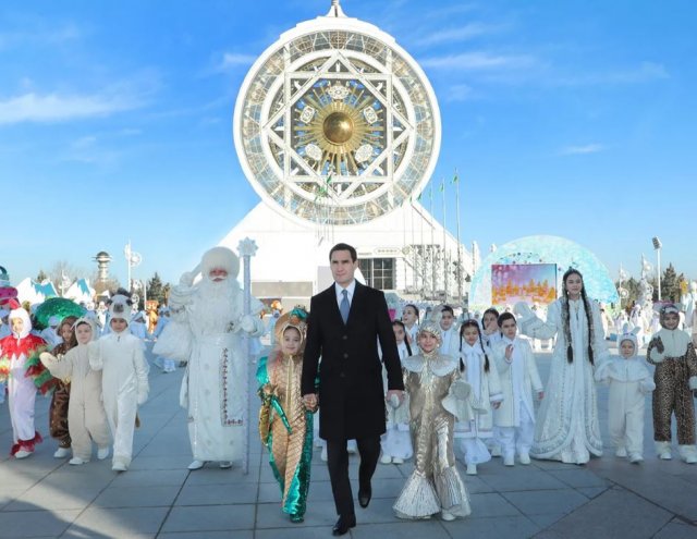 Президент Туркменистана принял участие в новогоднем представлении у главной ёлки в Ашхабаде