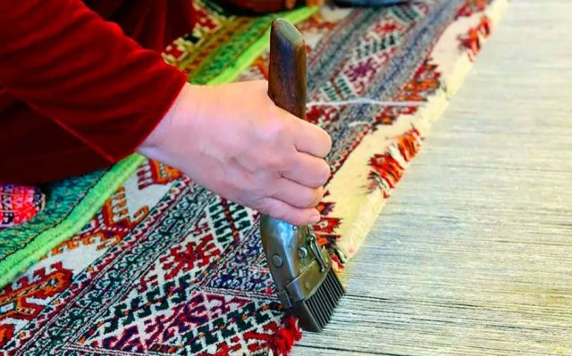 84 ковровщицы работают над гигантским ковром к юбилею независимости Туркменистана