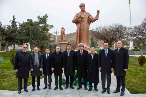 В Ашхабаде отметили 585-летие узбекского поэта Алишера Навои