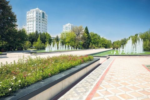 Парк имени Атамурата Ниязова в Ашхабаде закрылся на реконструкцию