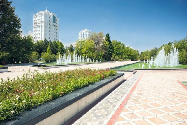 Парк имени Атамурата Ниязова в Ашхабаде закрылся на реконструкцию