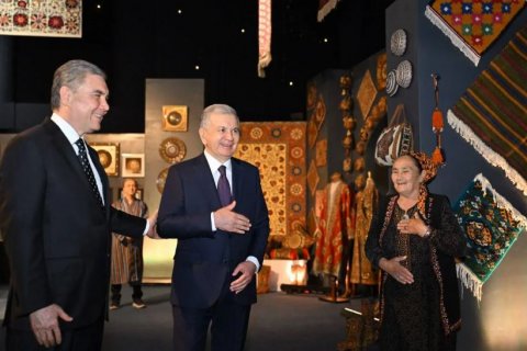 Гурбангулы Бердымухамедов и Шавкат Мирзиёев посетили выставку «Миражи времени» в Самарканде