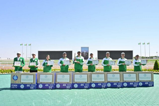 Ашхабад отпраздновал День туркменского скакуна скачками и творческим конкурсом