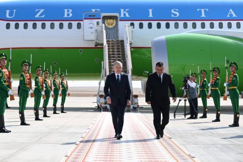 Президент Узбекистана прибыл в Туркменистан для участия в трёхстороннем саммите