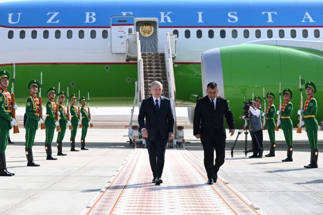 Президент Узбекистана прибыл в Туркменистан для участия в трёхстороннем саммите