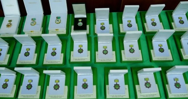 Лучшие таможенники удостоены медалей и воинских званий