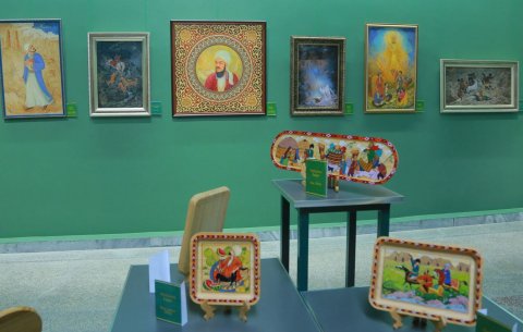 В Ашхабаде представили туркменскую миниатюру в стиле «яблочные щёчки»