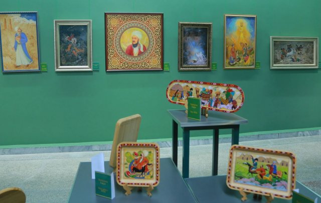 В Ашхабаде представили туркменскую миниатюру в стиле «яблочные щёчки»