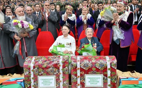 В Ашхабаде ветеранам войны вручили подарки от имени Президента