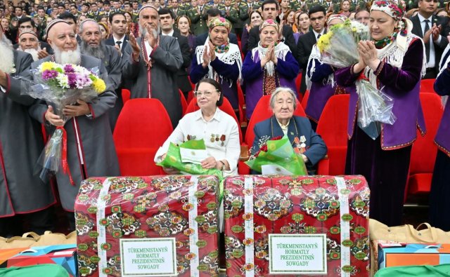 В Ашхабаде ветеранам войны вручили подарки от имени Президента