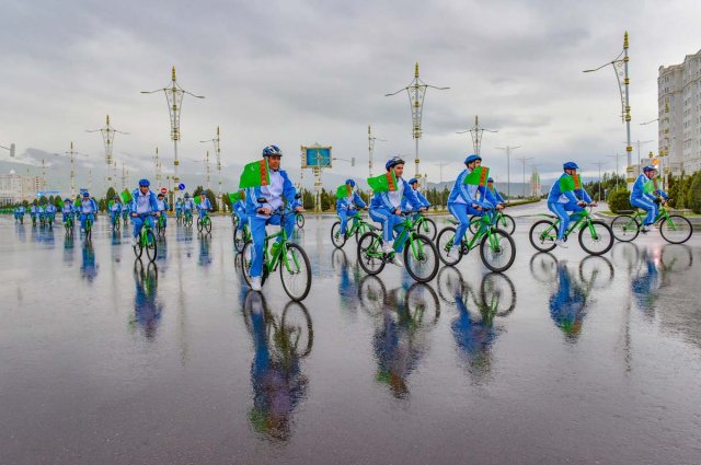 Массовый велопробег в Ашхабаде объединил тысячи участников