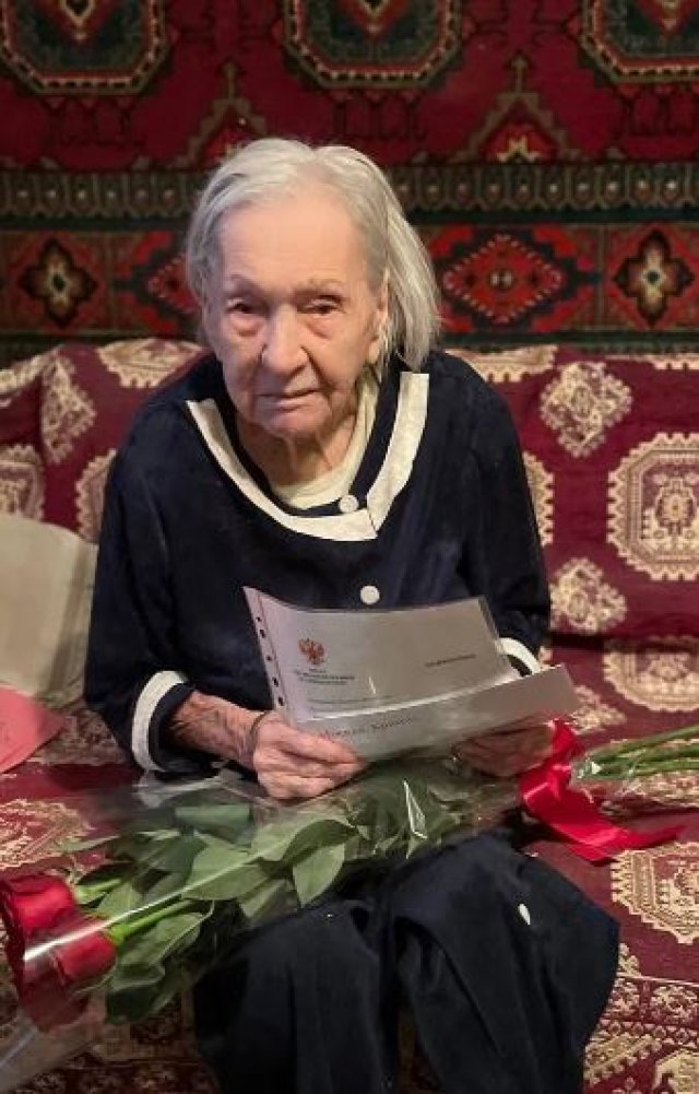 Российские дипломаты поздравили 100-летнюю труженицу тыла в Ашхабаде от имени Президента РФ