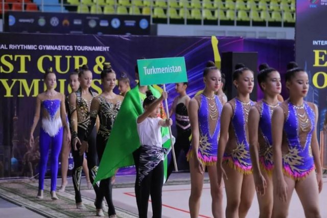 Сборная Туркменистана по художественной гимнастике выступает на международном турнире в Китае