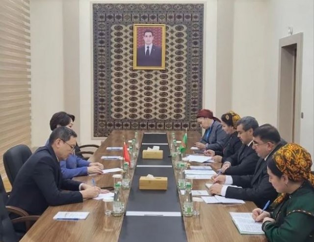 Кыргызстан изучит туркменский опыт 12-летнего образования