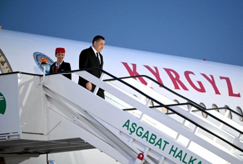 Садыр Жапаров прибыл в Ашхабад для участия в международном форуме