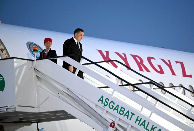 Садыр Жапаров прибыл в Ашхабад для участия в международном форуме