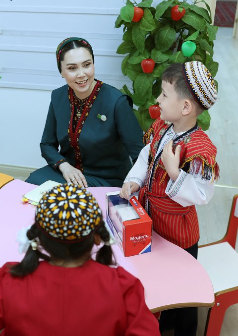 Огулджахан Атабаева ознакомилась с передовыми методами реабилитации детей в Ахалском велаяте
