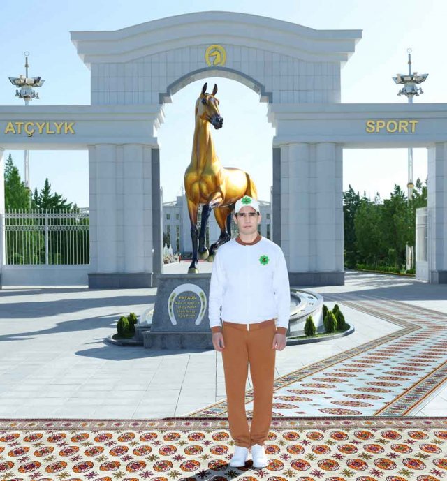 В Ашхабаде открыли памятник легендарному скакуну Пияда
