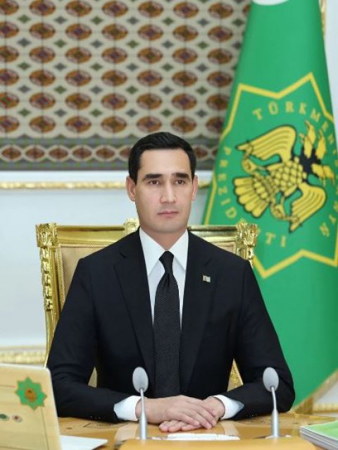 Президент Туркменистана поздравил с профессиональным праздником туркменских дипломатов
