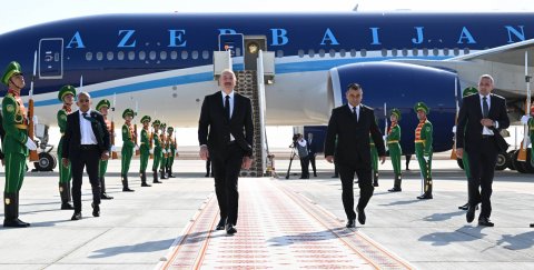 Ильхам Алиев прибыл в Туркменистан для участия в трехстороннем саммите