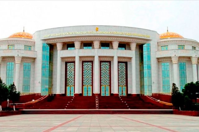 В Лебапском театре к Новому году представили премьеру для детей