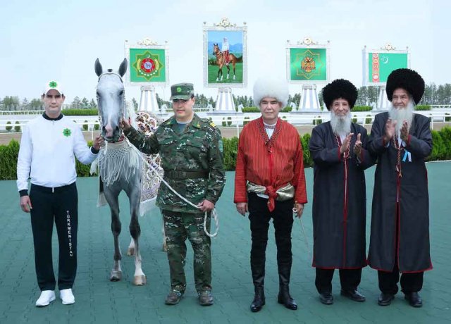 Гурбангулы Бердымухамедов победил в скачках на открытии конного комплекса в Ашхабаде